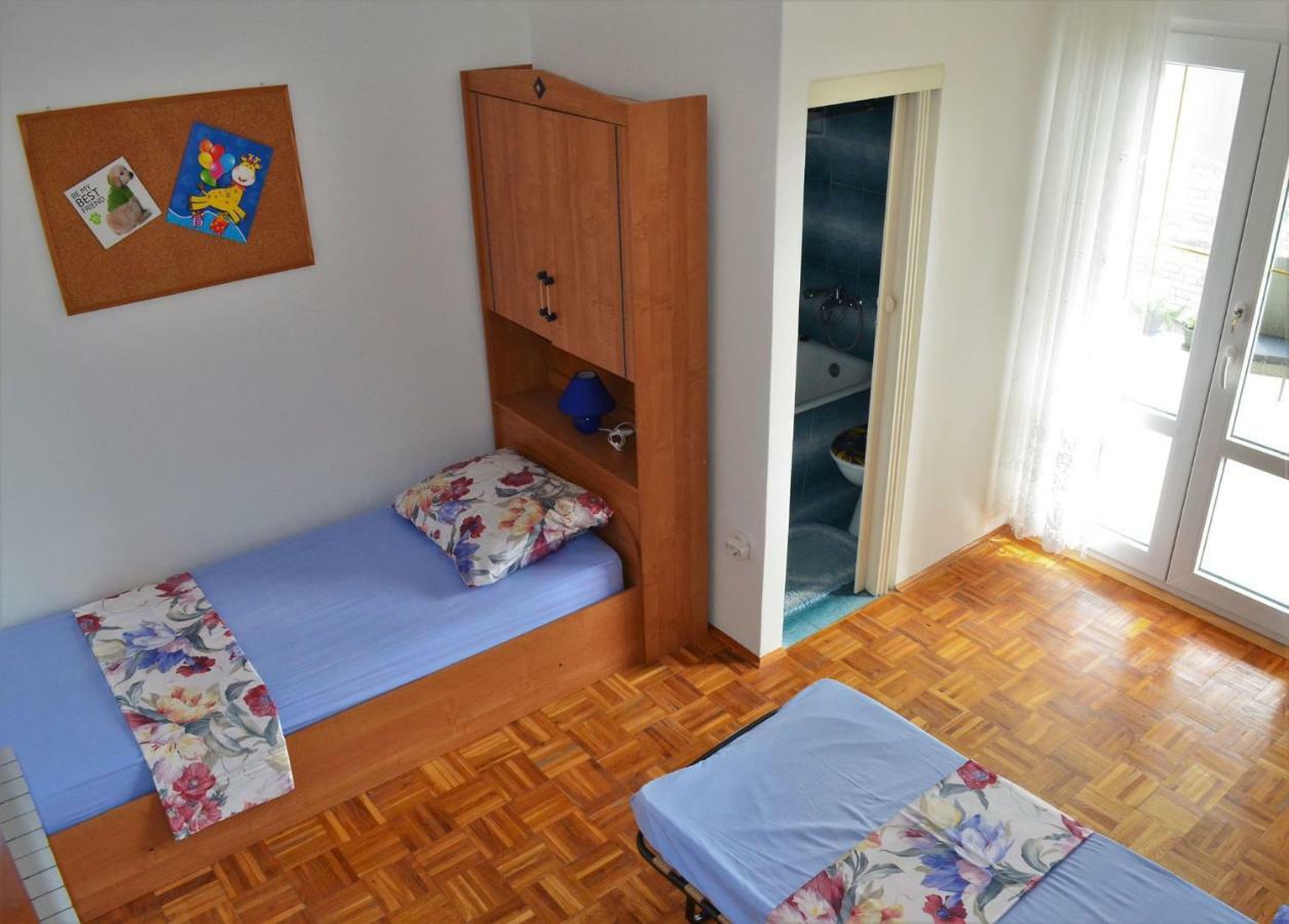 Apartman Rosa Pirovac Bagian luar foto