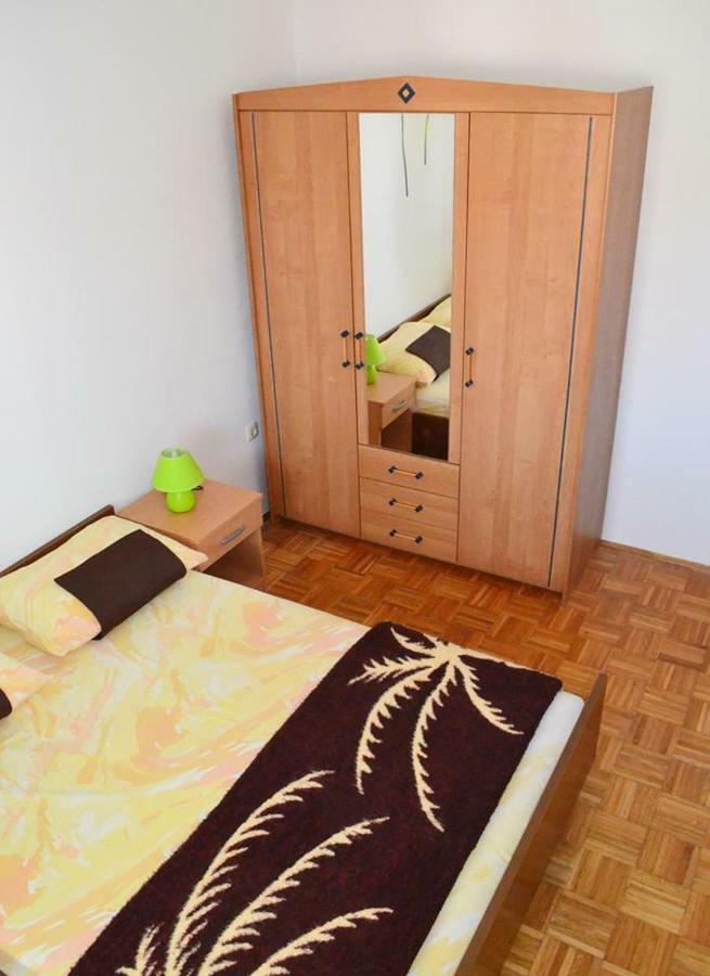 Apartman Rosa Pirovac Bagian luar foto